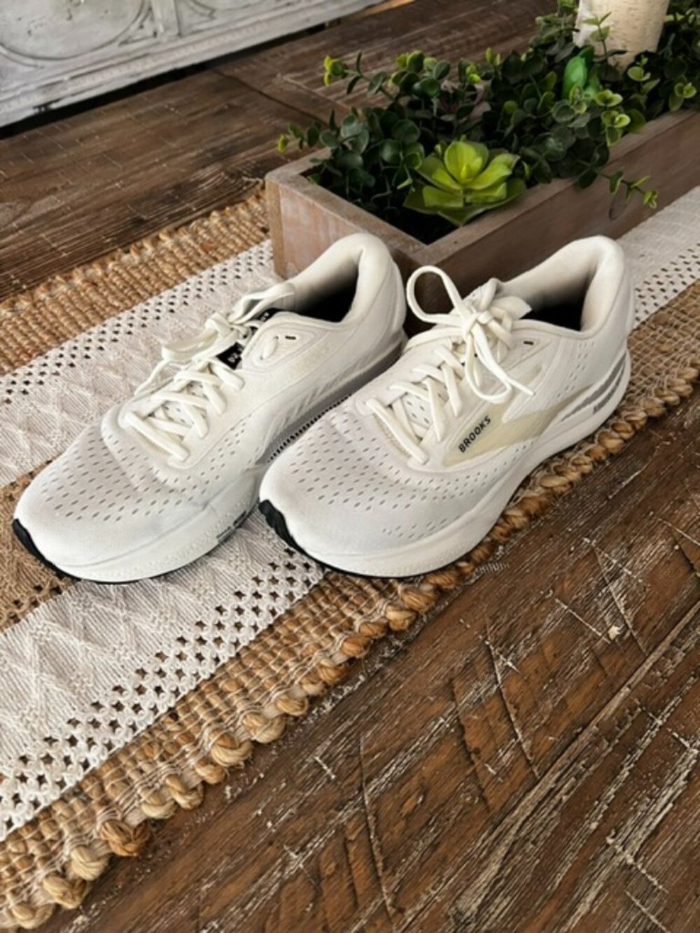 Men's Brooks Athletic Shoes 9M ~ Like New!